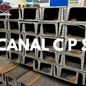 Canales CPS de acero apilados en almacén, vistos desde sus extremos.