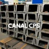 Canales CPS de acero apilados en almacén, vistos desde sus extremos.