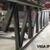 Estructura de acero con perfiles y refuerzos diagonales en taller
