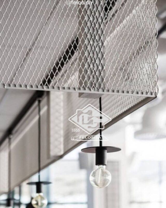 Detalle de metal desplegado de acero utilizado en proyectos de construcción